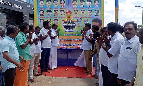  தியாகிகளுக்கு மரியாதை செலுத்தப்பட்ட காட்சி.