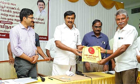  பொதுமக்களின் பயன்பாட்டிற்காக மஞ்ச பைகளை அமைச்சர் வழங்கிய காட்சி.