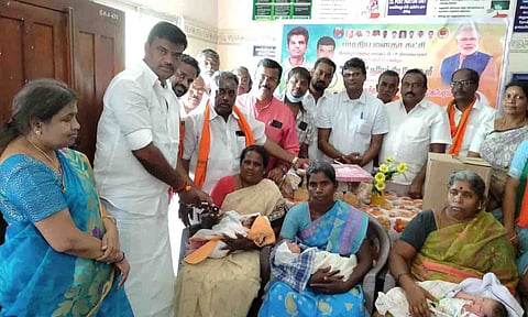 நிகழ்ச்சியில் மோதிரங்கள் வழங்கப்பட்ட காட்சி. 