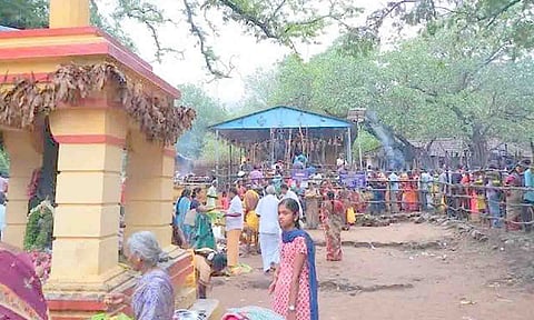 தரிசனம் செய்ய குவிந்த பக்தர்கள். 