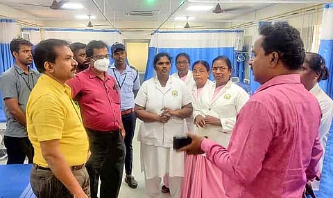 தென்காசி அரசு மருத்துவமனையில் தொடங்கப்பட்டுள்ள உயர் சிகிச்சை அரங்கம்.