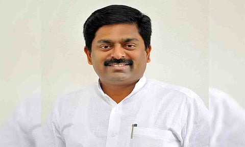 மேயர் தினேஷ்குமார்.