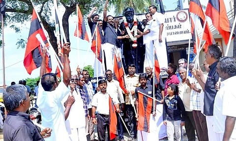 பெரியார் சிலைக்கு ம.தி.மு.க.வினர் மாலை அணிவித்தனர்.