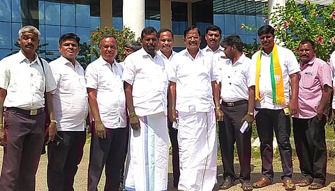 பாஜக மாநில துணைத் தலைவா் வி.பி.துரைசாமி நேற்று மனு அளித்த போது எடுத்த படம்.