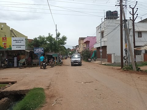 சுந்தராபுரம் அருகே பல ஆண்டுகளாக குண்டும் குழியுமாக காணப்படும் சாலை