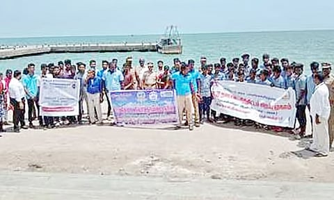 கடற்கரையில் தூய்மைப்படுத்தும் பணியில் ஈடுபட்ட மாணவ-மாணவிகள்.
