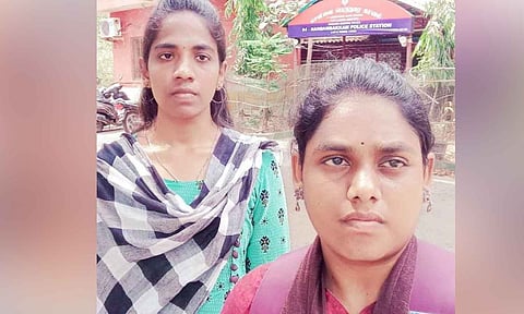 மத்திய, மாநில அரசுக்கு எதிராக நோட்டீஸ் விநியோகித்து கைதான அக்காள், தங்கை 2 பேர் ஜாமீனில் விடுவிப்பு