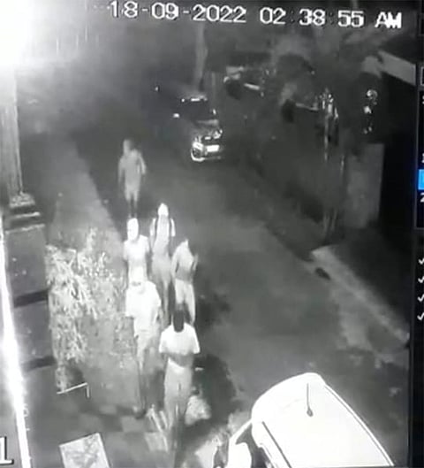 கொள்ளை நடந்த வீட்டின் அருகில் உள்ள காமிராவில் பதிவாகி இருந்த கொள்ளையர்களின் உருவம். 