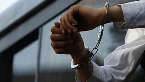 கட்டிட தொழிலாளியை கொல்ல முயன்ற 3 பேர் கைது