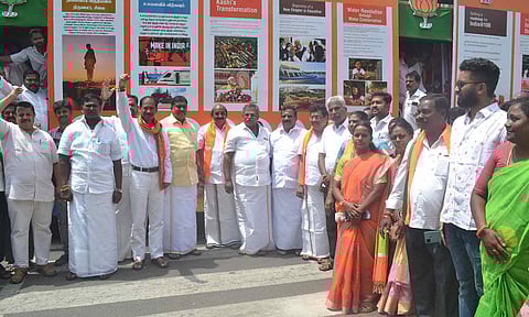 மோடி பிறந்தநாளையொட்டி பா.ஜனதா சார்பில் ரதயாத்திரை மற்றும் வாகன கண்காட்சி நடைபெற்ற போது எடுத்தபடம்.