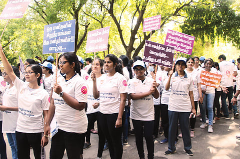 உடல் உறுப்பு தானத்தை வலியுறுத்தி மருத்துவ கல்லூரி மாணவ- மாணவிகள் மதுரையில் இன்று விழிப்புணர்வு பேரணி மற்றும் மனிதசங்கிலி நடத்தினர். அதில் பங்கேற்ற மாணவிகள் விழிப்புணர்வு பதாகைகள் ஏந்தியபடி வந்த காட்சி.