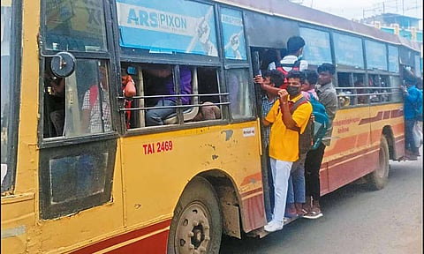 பஸ் படிக்கட்டில் தொங்கியபடி பயணிக்கும் மாணவர்கள்.
