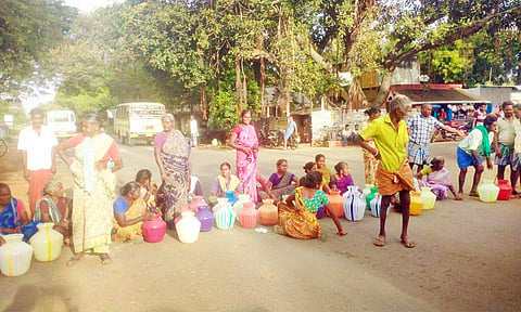 காலிக்குடங்களுடன் மறியலில் ஈடுபட்டவர்களை படத்தில் காணலாம்.