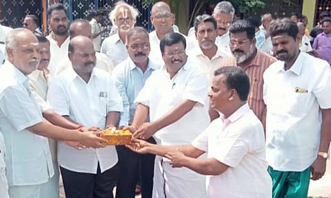 வாய்க்கால் மறு கட்டமைப்பு பணியை எதிர் கட்சி தலைவர் சிவா எம்.எல்.ஏ. பூமி பூஜை செய்து தொடங்கி வைத்த காட்சி.