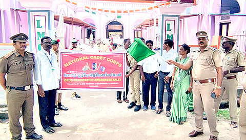 விழிப்புணர்வு பேரணியை இன்ஸ்பெக்டர் மணிமாறன் தொடங்கி வைத்தார்.