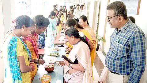 அடுப்பில்லா சமையல் நிகழ்ச்சியை ஆசிரியர்கள் பார்வையிட்டனர்.