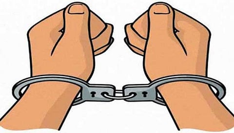 குற்றாலம் அருகே கோழிப்பண்ணையில் மோட்டார் திருடிய 2 பேர் கைது