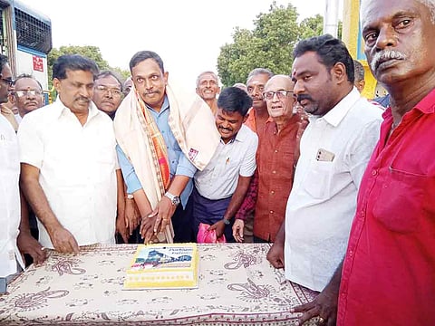  பொதிகை எக்ஸ்பிரஸ் ரெயிலின் 18-ம் ஆண்டு தொடக்க விழாவையொட்டி கேக் வெட்டி கொண்டாடிய காட்சி.