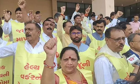 குஜராத் சட்டசபையில் அமளி - 14 காங்கிரஸ் எம்.எல்.ஏ.க்கள் சஸ்பெண்ட்