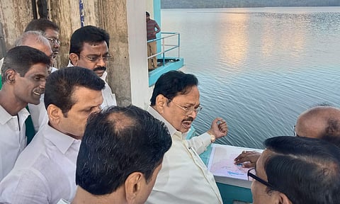 உடைப்பு ஏற்பட்ட இடத்தை அமைச்சர்கள் துரைமுருகன், செந்தில்பாலாஜி ஆகியோர் பார்வையிட்ட காட்சி.