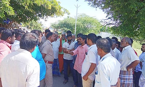 மறியல் போராட்டத்தில் ஈடுபட்டவர்களுடன் போலீசார் பேச்சுவார்த்ைத நடத்தினர்.