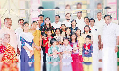இந்திரா சுந்தரம் மாணவிகளுக்கு சலங்கை வழங்கிய காட்சி.