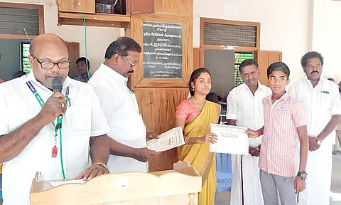 வெற்றி பெற்ற மாணவர்களுக்கு பரிசு வழங்கல்.