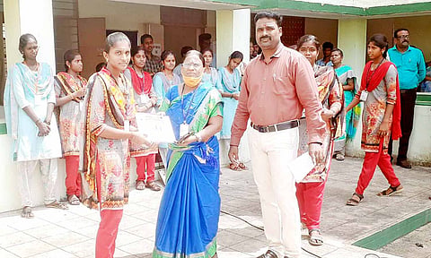 போட்டியில் வெற்றி பெற்ற மாணவர்களுக்கு பரிசு வழங்கல்.
