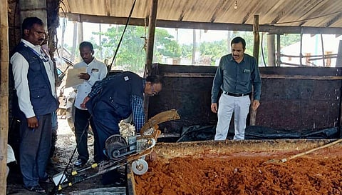 வெல்லம் தயாரிக்கும் ஆலைகளில் உணவு அதிகாரிகள் திடீர் சோதனை நடத்திய போது எடுத்த படம்.