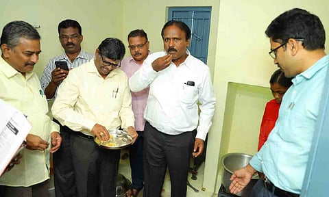கண்காணிப்பு அலுவலர் எம்.கருணாகரன் ஆய்வு செய்த காட்சி. 