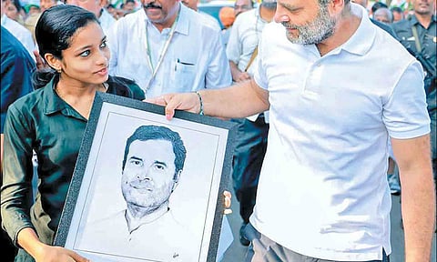 ஒரு சிறுமி தான் வரைந்த ராகுல்காந்தியின் ஓவியத்தை அவரிடம் வழங்கிய போது எடுத்தபடம்.
