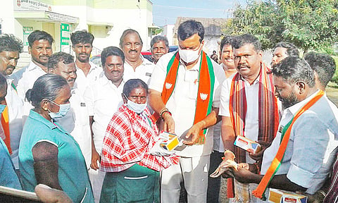 பள்ளபட்டியில் பாரதீய ஜனதா கட்சி மேலிட பார்வையாளர் சுதாகர ரெட்டி தூய்மை பணியாளர்களுக்கு இனிப்பு வழங்கினார்.
