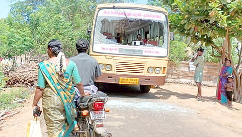 கண்ணாடி உடைக்கப்பட்ட அரசு பஸ்.