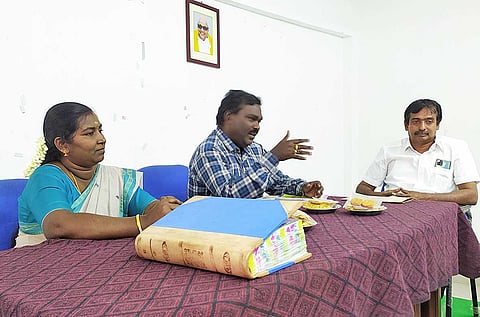 தூத்துக்குடி யூனியன் சேர்மன் வசுமதி அம்பாசங்கர் தலைமையில் கூட்டம் நடைபெற்ற காட்சி.