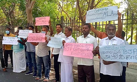 சட்டசபை முன்பு திரண்ட எம்.எல்.ஏ. ஆதரவாளர்கள்.