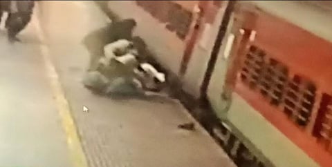 கோவையில் ஓடும் ரெயிலில் தவறி விழுந்த வாலிபரை காப்பாற்றிய ரெயில்வே போலீசார்