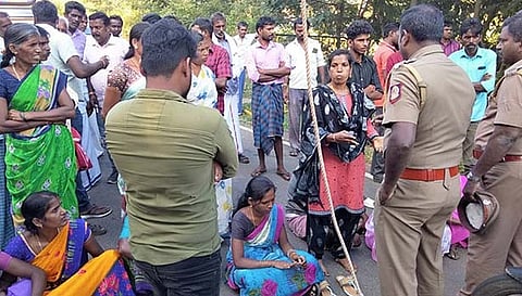 சாலை மறியலில் ஈடுபட்ட பொதுமக்களிடம் பேச்சுவார்த்தையில் ஈடுபட்ட போலீசார்.