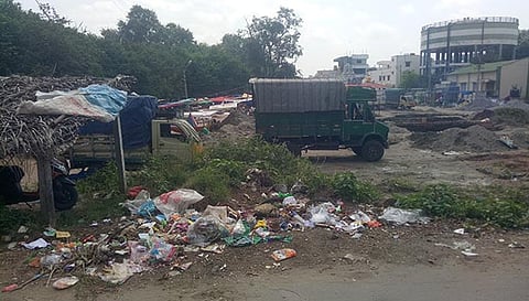 வாரச்சந்தையில் கொட்டப்பட்டுள்ள கோழிக்கழிவுகள். 