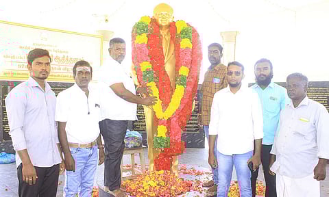 திருச்செந்தூர் மணிமண்டபத்தில் உள்ள டாக்டர் பா.சிவந்தி ஆதித்தனார் சிலைக்கு அரசு சார்பில் தாசில்தார் சுவாமிநாதன் மாலை அணிவித்து மரியாதை செலுத்திய காட்சி