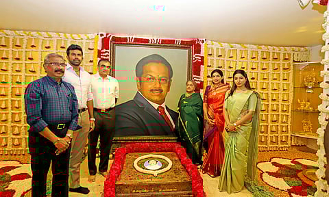 “தினத்தந்தி” அதிபர் டாக்டர் பா.சிவந்தி ஆதித்தனாரின் 87-வது பிறந்தநாளையொட்டி இன்று போயஸ் கார்டனில் உள்ள அவரது நினைவு இல்லத்தில் ‘தினத்தந்தி’ குழும தலைவர் சி.பாலசுப்பிரமணியன் ஆதித்தன், ‘தினத்தந்தி’ குழும இயக்குனர் பா.சிவந்தி ஆதித்தன் ஆகியோர் மலர்தூவி மரியாதை செலுத்தினார்கள். அருகில் மாலதி சிவந்தி ஆதித்தன், ஜெயராமையா, அனிதா குமரன், சம்யுக்தா ஆதித்தன் உள்ளனர்.