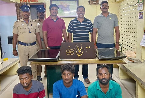 கைது செய்யப்பட்ட கொள்ளையர்களையும், அவர்களிடம் இருந்து கைப்பற்றப்பட்ட நகை, எல்.இ.டி. டெலிவிஷன்களையும் படத்தில் காணலாம்.