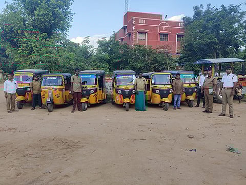 பண்ருட்டியில் மோட்டார் வாகன ஆய்வாளர் ரவிசந்திரன் திடீர் ஆய்வு செய்து 8 ஆட்டோக்களை பறிமுதல் செய்தார்.