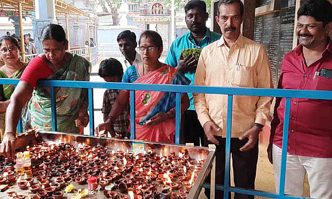 பக்தர்கள் விளக்கேற்றி பெருமாளை வழிபட்ட காட்சி.