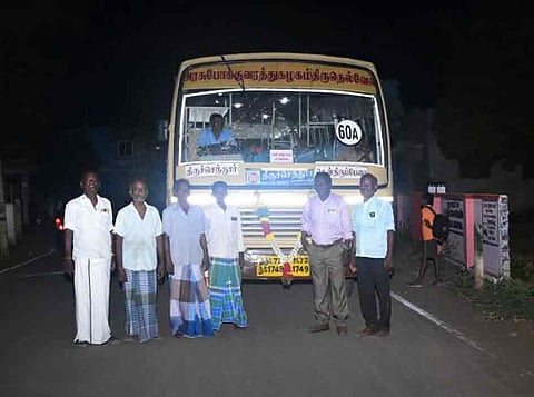 அரசு போக்குவரத்து கழக நகர பஸ் கடையனோடை வரை நீடிக்கப்பட்டதை பொதுமக்கள் வரவேற்ற காட்சி.