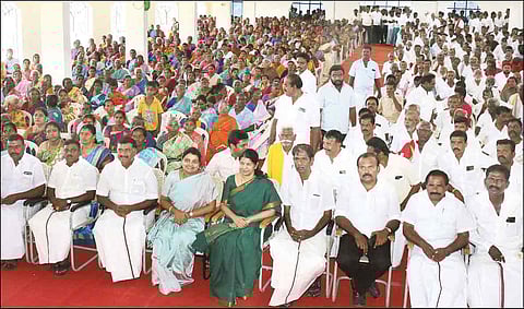 தூத்துக்குடியில் மாற்று கட்சியினர் கனிமொழி எம்.பி. முன்னிலையில் தி.மு.கவில் இணைந்தபோது எடுத்த படம். அருகில் அமைச்சர் கீதாஜீவன், மார்க்கண்டேயன் எம்.எல்.ஏ., மாநகராட்சி மேயர் ஜெகன் பெரியசாமி ஆகியோர் உள்ளனர்.