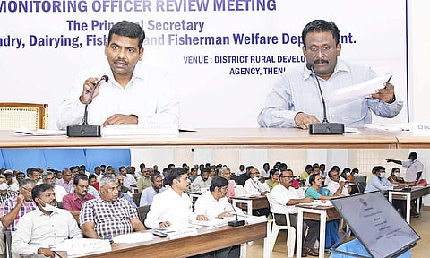 தேனியில் ஆய்வு கூட்டம் முதன்மை செயலாளரும், மாவட்ட கண்காணிப்பு அலுவலருமான கார்த்திக் தலைமையில் நடைபெற்றது. இதில் கலெக்டர் முரளிதரன் முன்னிலை வகித்தார்.