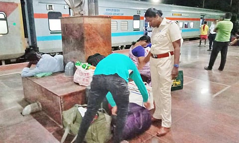 கொைடரோடு ரெயில்நிலையத்தில் இன்று ரெயில்வே போலீசார் தீவிர சோதனை நடத்தினர்.