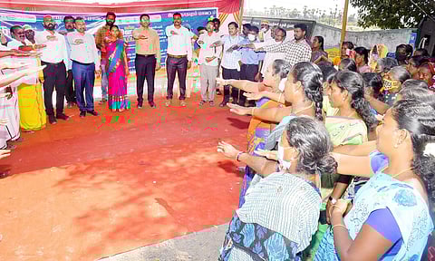 விழாவில் உறுதிமொழி எடுத்துக் கொண்டனர்.