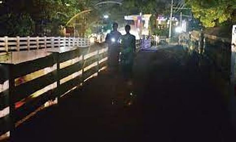 கரூர் மாரிக்கவுண்டன்பாளையம் ரெயில்வே பாலத்தில் மின் விளக்குகள் அமைக்கப்படுமா - பொது மக்கள் எதிர்பார்ப்பு