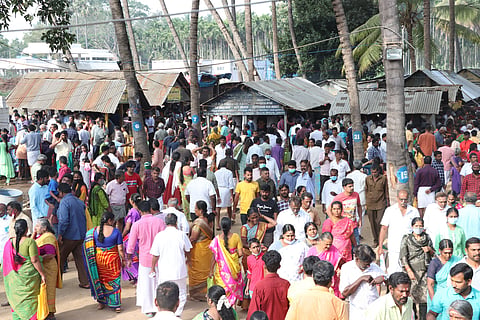 பேரூர் படித்துறையில் திரண்ட பக்தர்கள்